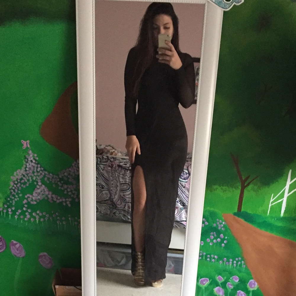Elegant black dress with sleeves